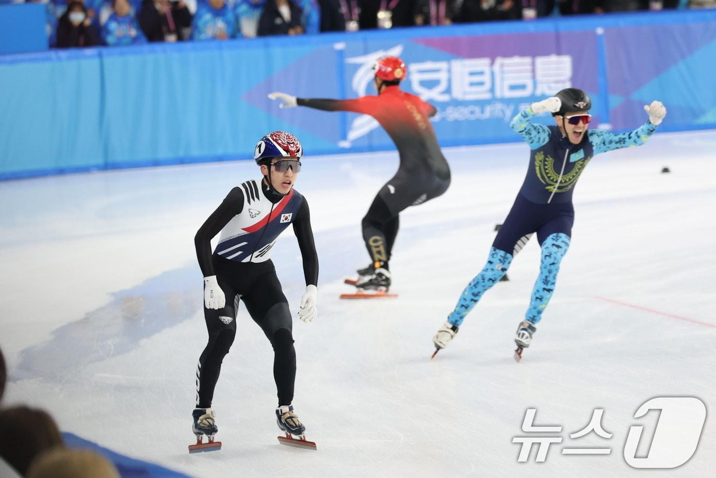2025 하얼빈 동계아시안게임 쇼트트랙 남자 5000m 계주에서 은메달을 획득하고 아쉬워하는 박지원. ⓒ News1 이승배 기자