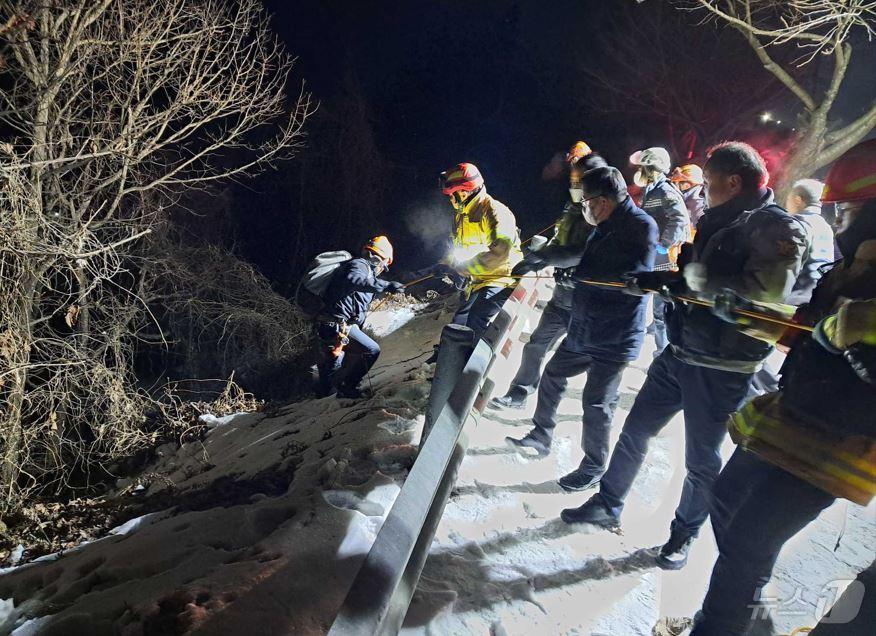 본문 이미지 - 9일 오전 1시 34분쯤 강원 홍천군 서면 팔봉리의 한 산 낭떠러지로 추락한 20대 여성이 소방구조대에 의해 구조됐다. (홍천소방서 제공) 2025.2.9/뉴스1