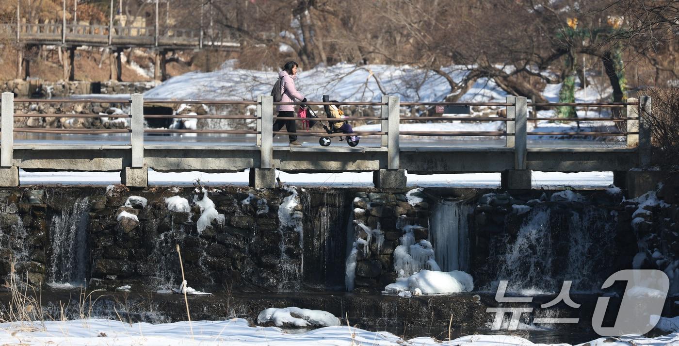 추운 날씨가 이어지고 있는 9일 경기 용인시 기흥구 한국민속촌을 찾은 가족이 다리를 건너고 있다. /뉴스1 ⓒ News1 김영운 기자