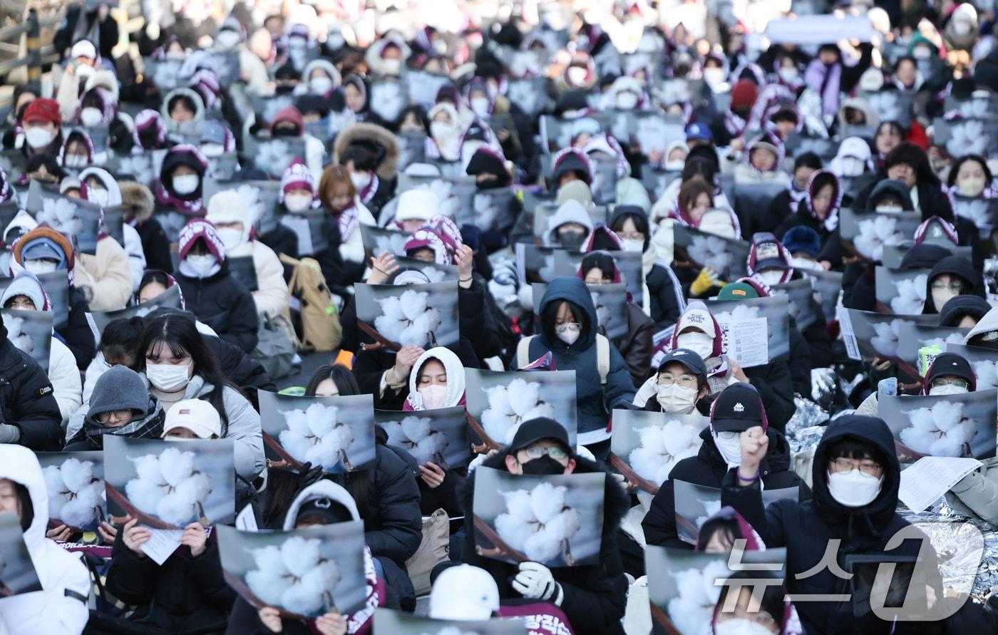 동덕여대 재학생연합 학생들이 9일 서울 종로구 동덕빌딩 앞에서 ‘민주동덕에 봄은 오는가’라는 주제로 열린 시위 및 연대 공연에서 학내 민주화 촉구하는 구호를 외치고 있다. 2025.2.9/뉴스1 ⓒ News1 허경 기자