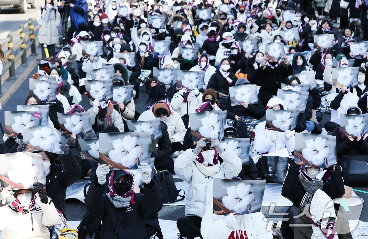 동덕여대 재학생연합 학생들이 9일 서울 종로구 동덕빌딩 앞에서 ‘민주동덕에 봄은 오는가’라는 주제로 열린 시위 및 연대 공연에서 학내 민주화 촉구하는 구호를 외치고 있다. 2025.2.9/뉴스1 ⓒ News1 허경 기자