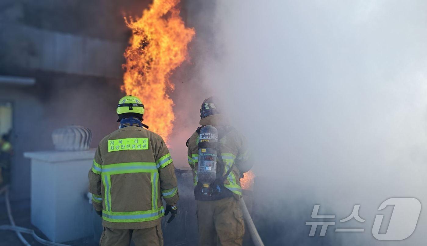 9일 오전 9시 54분쯤 경북 경산 진량읍의 한 아파트에서 불이 나 소방관들이 진화작업을 벌이고 있다. (경북소방본부 제공) 2025.2.9/뉴스1