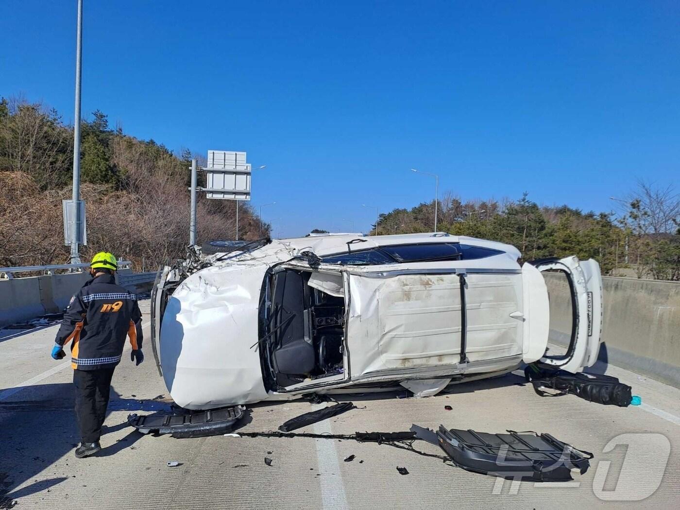 본문 이미지 - 9일 오후 2시 10분쯤 강원 강릉시 성산면 송암리에 위치한 동해고속도로에서 쏘렌토 차량이 전복되는 사고가 발생, 그 차에 타고 있던 가족 3명이 부상을 입고 병원으로 옮겨졌다. (강릉소방서 제공) 2025.2.9./뉴스1