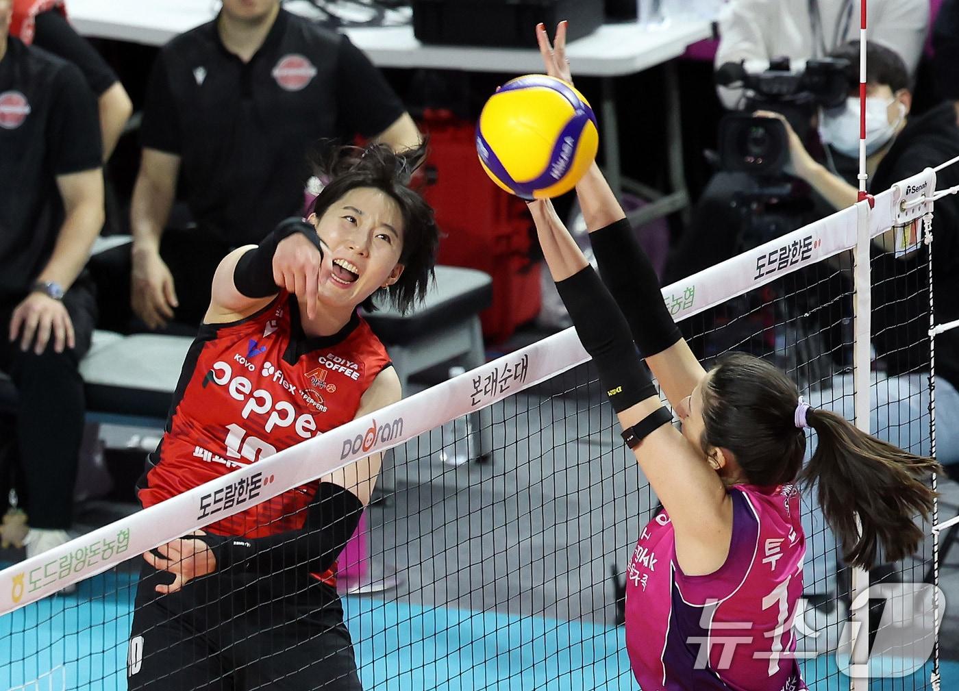 본문 이미지 - 9일 인천시 부평구 삼산월드체육관에서 열린 프로배구 여자부 &#39;도드람 2024-2025 V-리그&#39; 흥국생명과 페퍼저축은행의 경기에서 페퍼저축은행 박정아가 공격을 시도하고 있다. 2025.2.9/뉴스1 ⓒ News1 이동해 기자