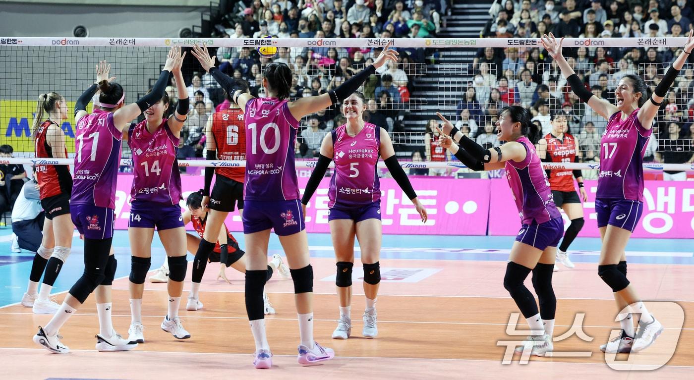 9일 인천시 부평구 삼산월드체육관에서 열린 프로배구 여자부 '도드람 2024-2025 V-리그' 흥국생명과 페퍼저축은행의 경기에서 3대0 셧아웃 승리를 거둔 흥국생명 선수들이 기뻐하고 있다. 2025.2.9/뉴스1 ⓒ News1 이동해 기자