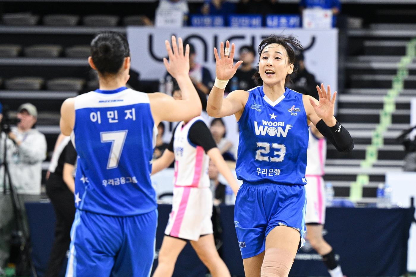 우리은행 김단비(오른쪽)와 이민지가 9일 열린 2024-25 여자프로농구 삼성생명전에서 46점을 합작하며 팀 승리를 이끌었다. (WKBL 제공)