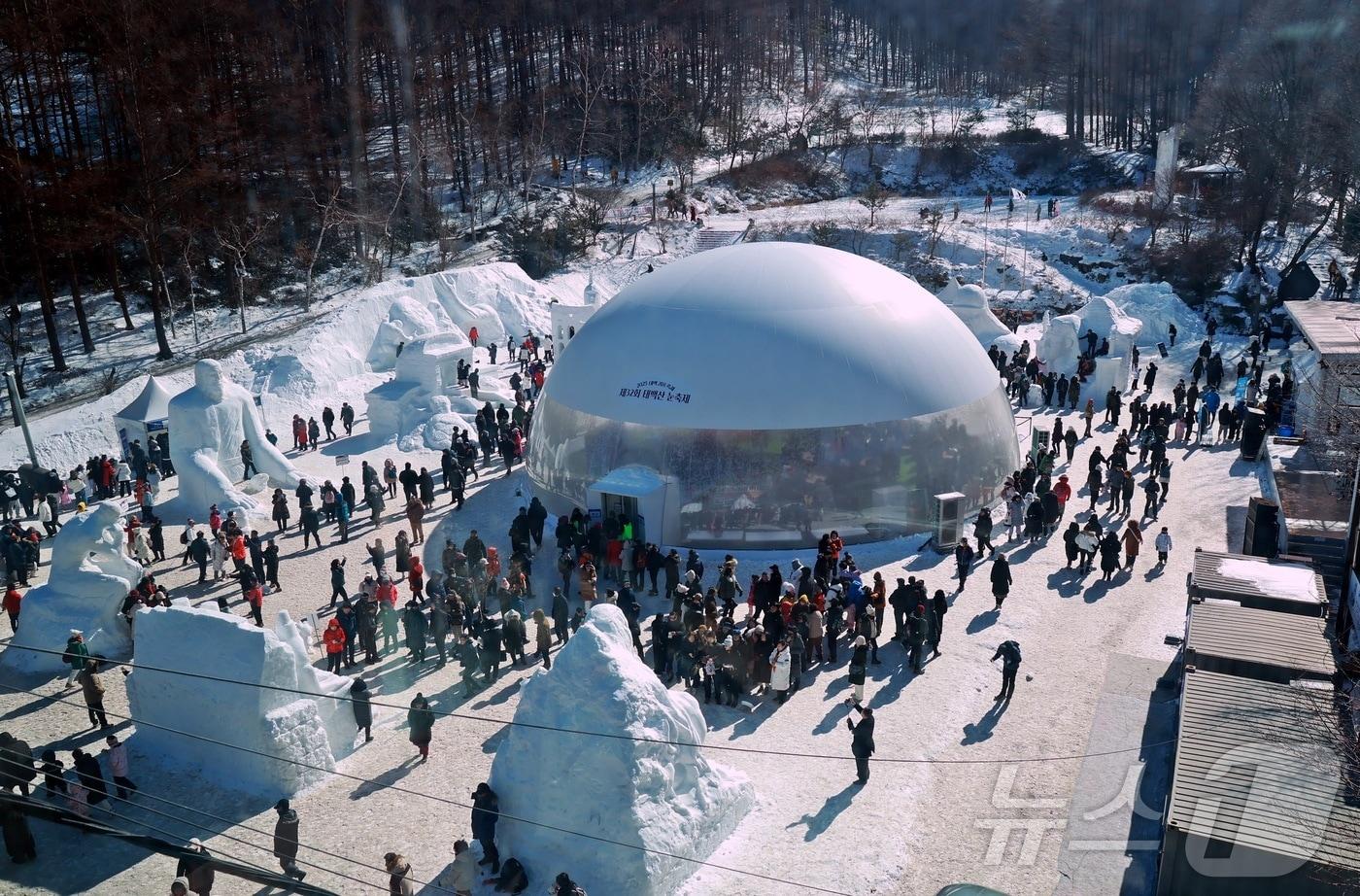 올해 초 강원도 태백시 당골광장에서 열린 '제32회 태백산 눈축제(2025 태백 겨울 축제)' 자료 사진. (태백시 제공) 2025.2.9/뉴스1 ⓒ News1 신관호 기자