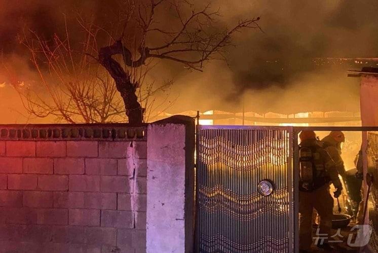 본문 이미지 - 9일 오후 7시 55분쯤 동해시 망상동의 한 주택에서 불이 나 소방당국이 진화에 나서고 있다. (동부지방산림청 제공) 2025.2.9./뉴스1