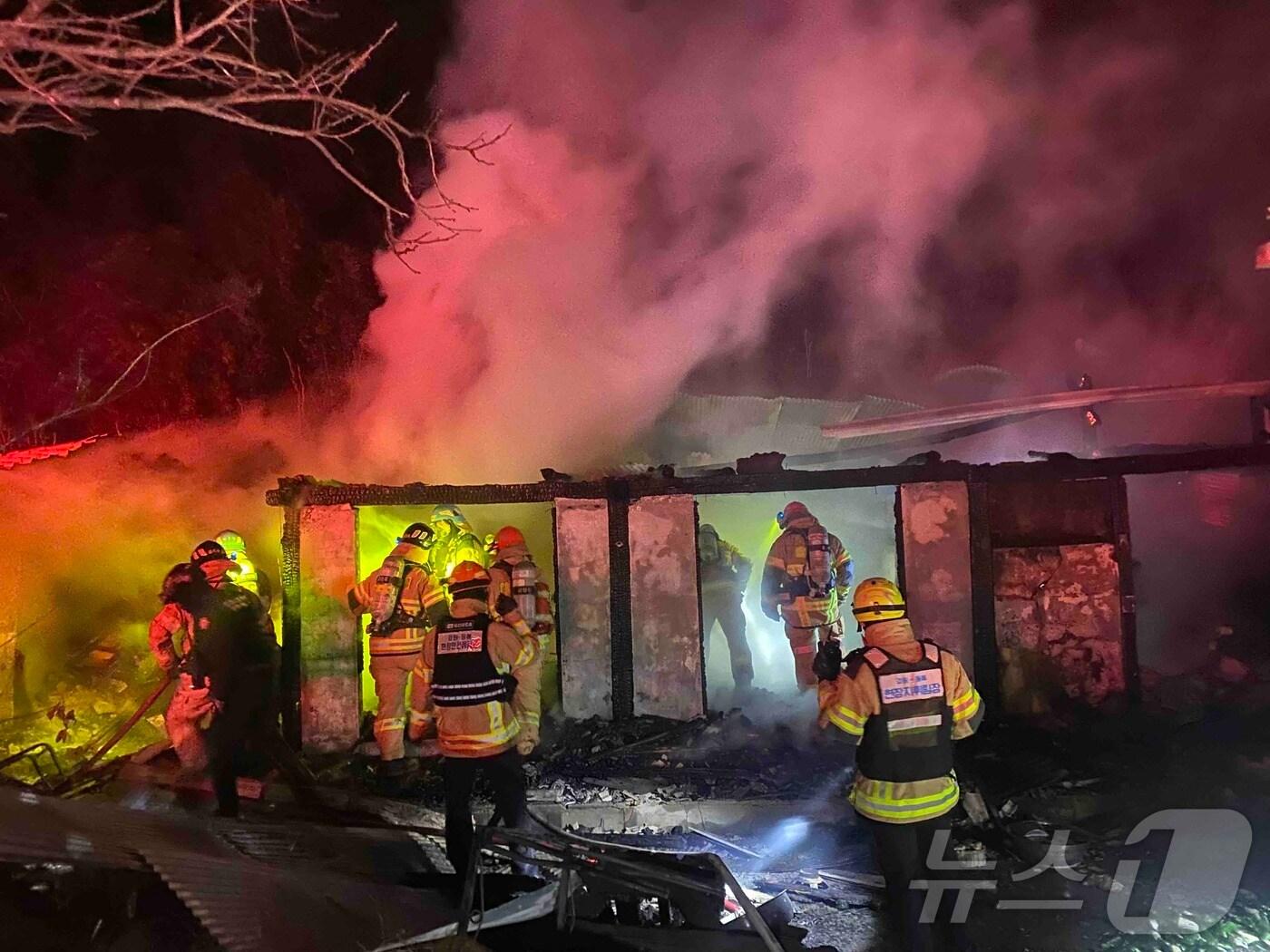 본문 이미지 - 9일 오후 7시 55분쯤 강원 동해시 망상동의 한 주택에서 불이 난 가운데 거주자 1명이 숨지는 인명피해가 발생했다. (강원도소방본부 제공) 2025.2.9./뉴스1