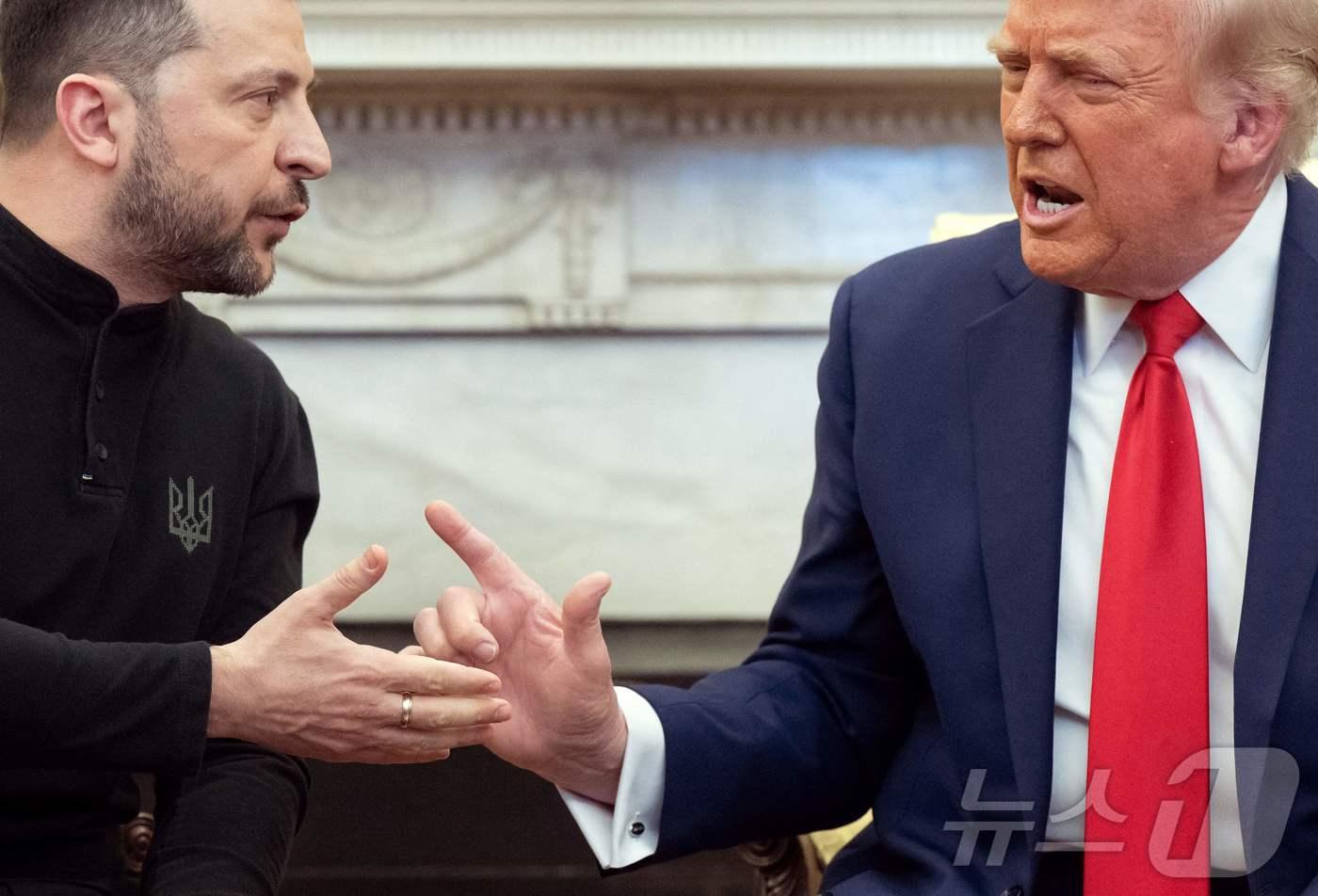 28일(현지시간) 백악관에서 열린 회담에서 젤렌스키 우크라 대통령이 트럼프에게 강력하게 항의하자 트럼프도 성난 표정을 짓고 있다. ⓒ AFP=뉴스1 ⓒ News1 박형기 기자