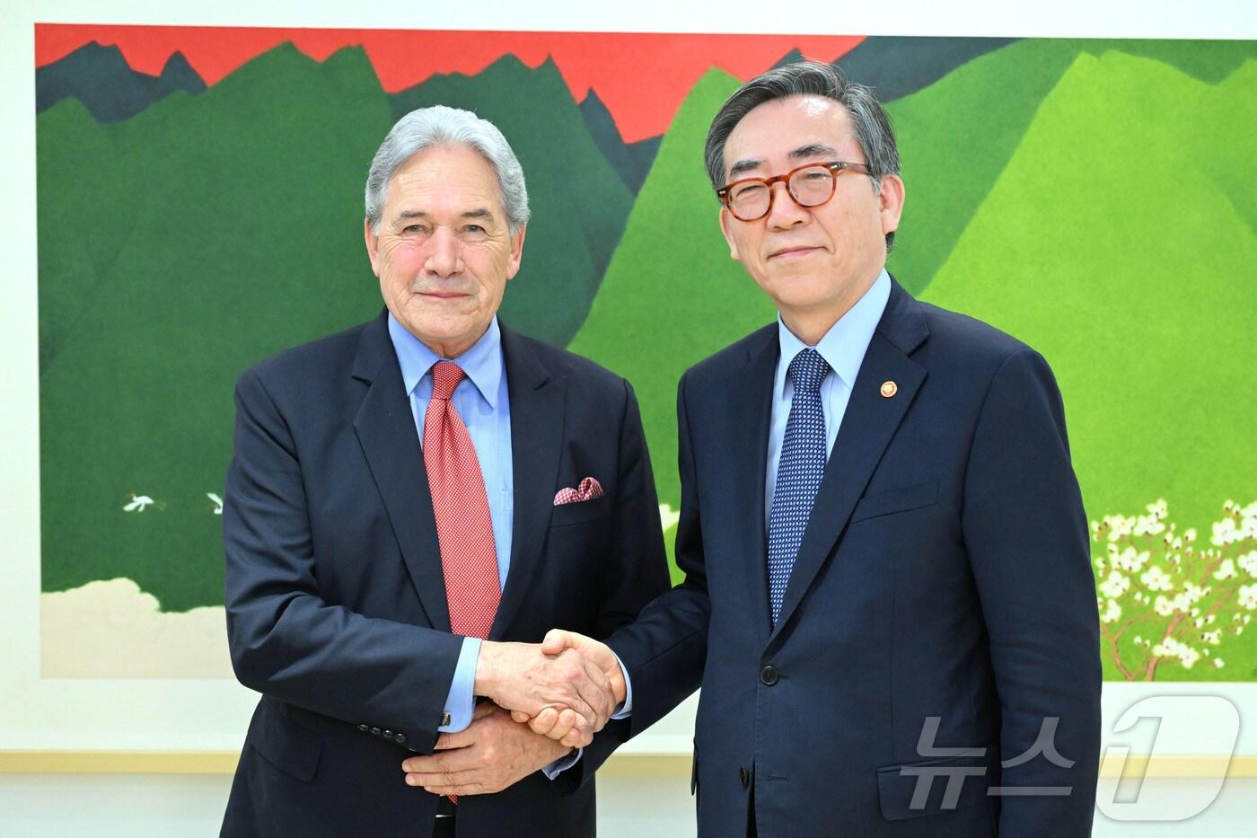 조태열 외교부 장관은  28일 윈스턴 피터스 뉴질랜드 부총리 겸 외교장관과 만찬 회담을 가졌다. 2025.02.28. (외교부 제공)