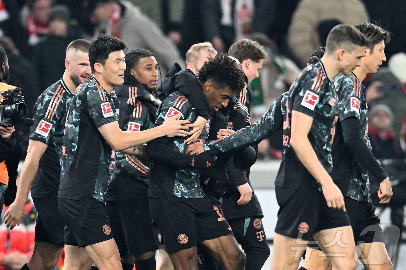 바이에른 뮌헨의 김민재가 동료들과 함께 기뻐하고 있다. ⓒ AFP=뉴스1