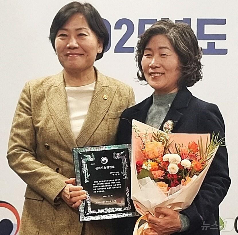 본문 이미지 - 농림축산식품부에서 주관한 신지식농업인 분야에서 수상한 충북 괴산군 청천면 박종임 씨&#40;59·여·오른쪽&#41;가 송미령 농림축산식품부 장관과 기념촬영을 하고 있다./뉴스1