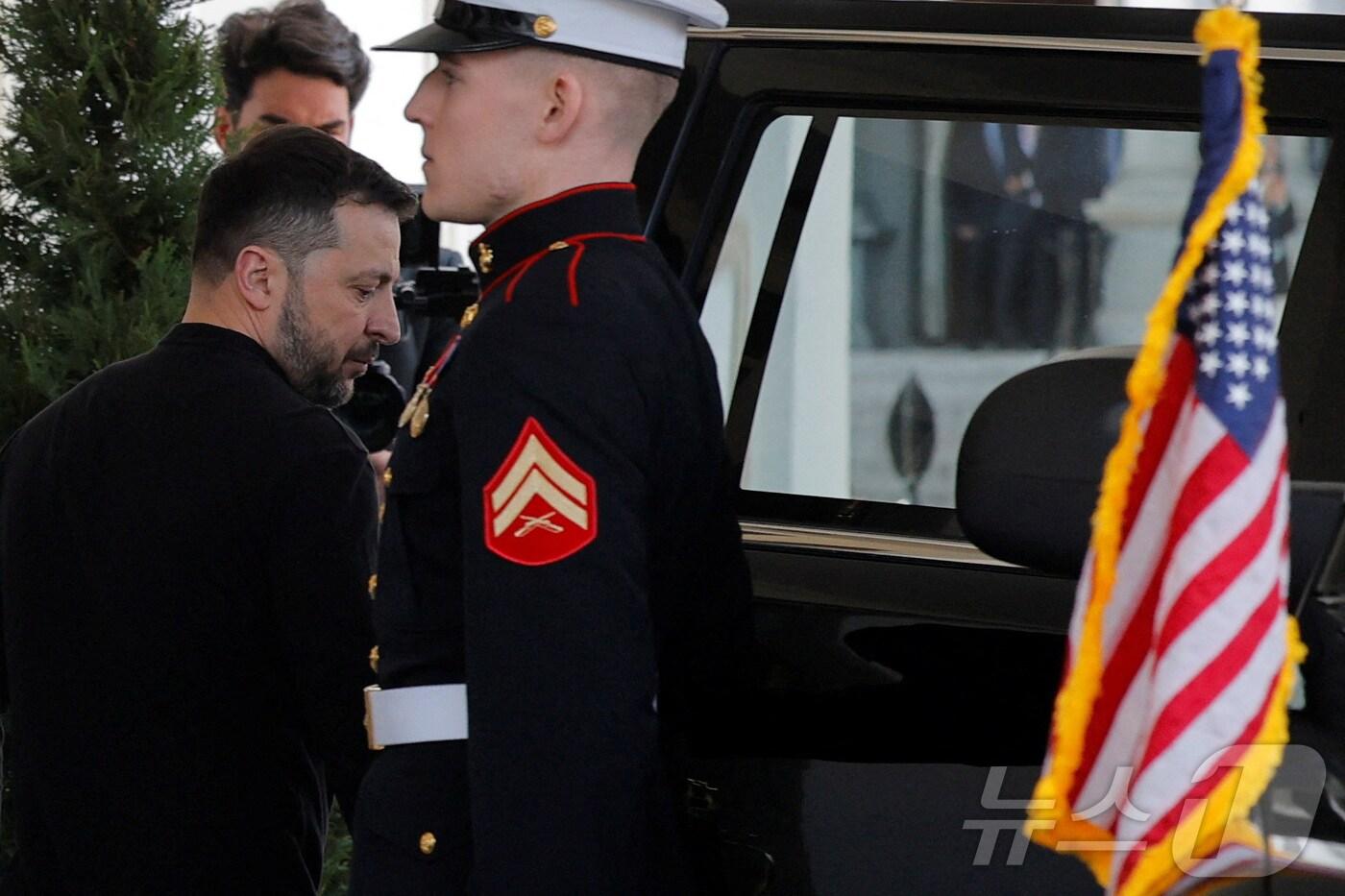 본문 이미지 - 볼로디미르 젤렌스키 우크라이나 대통령이 28일(현지시간) 워싱턴 백악관에서 열린 도널드 트럼프 미국 대통령과 정상 회담이 파국으로 끝난 뒤 떠나고 있다. 2025.03.01 ⓒ 로이터=뉴스1 ⓒ News1 우동명 기자