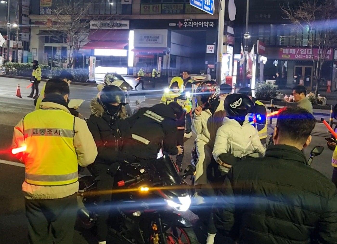 본문 이미지 - 1일 천안터미널 앞에서 오토바이를 위험 운행한 운전자들이 단속됐다. (충남경찰청 제공.재판매 및 DB금지)/뉴스1