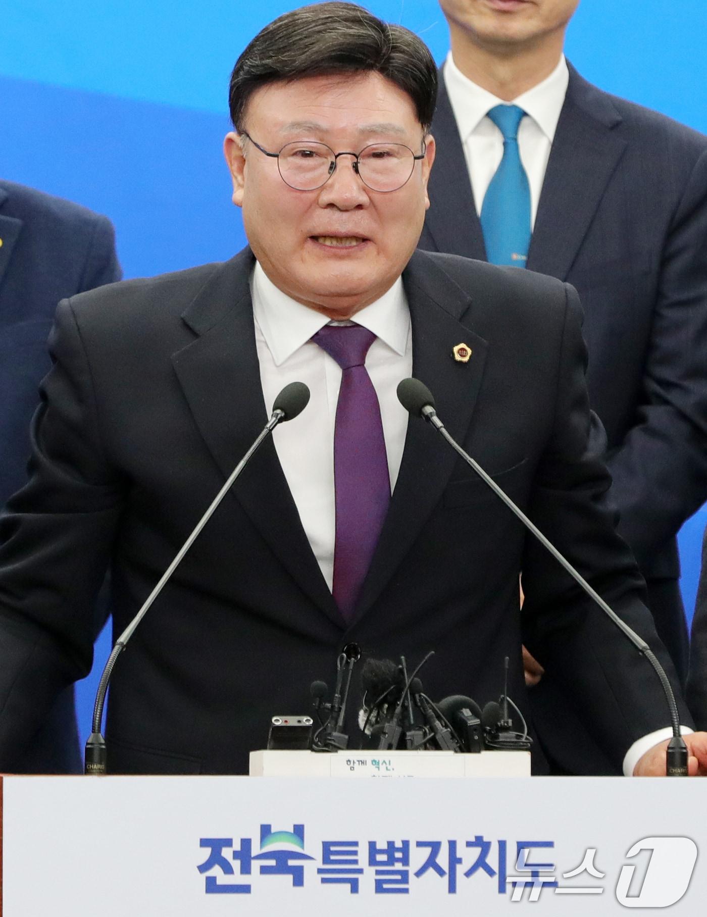 본문 이미지 - 문승우 전북특별자치도의장이 1일 전북자치도 전주시 전북특별자치도청에서 '2036 전주 하계올림픽 유치 국내후보도시 선정' 관련 브리핑을 열고 질의에 답변을 하고 있다. 2025.3.1/뉴스1 ⓒ News1 유경석 기자