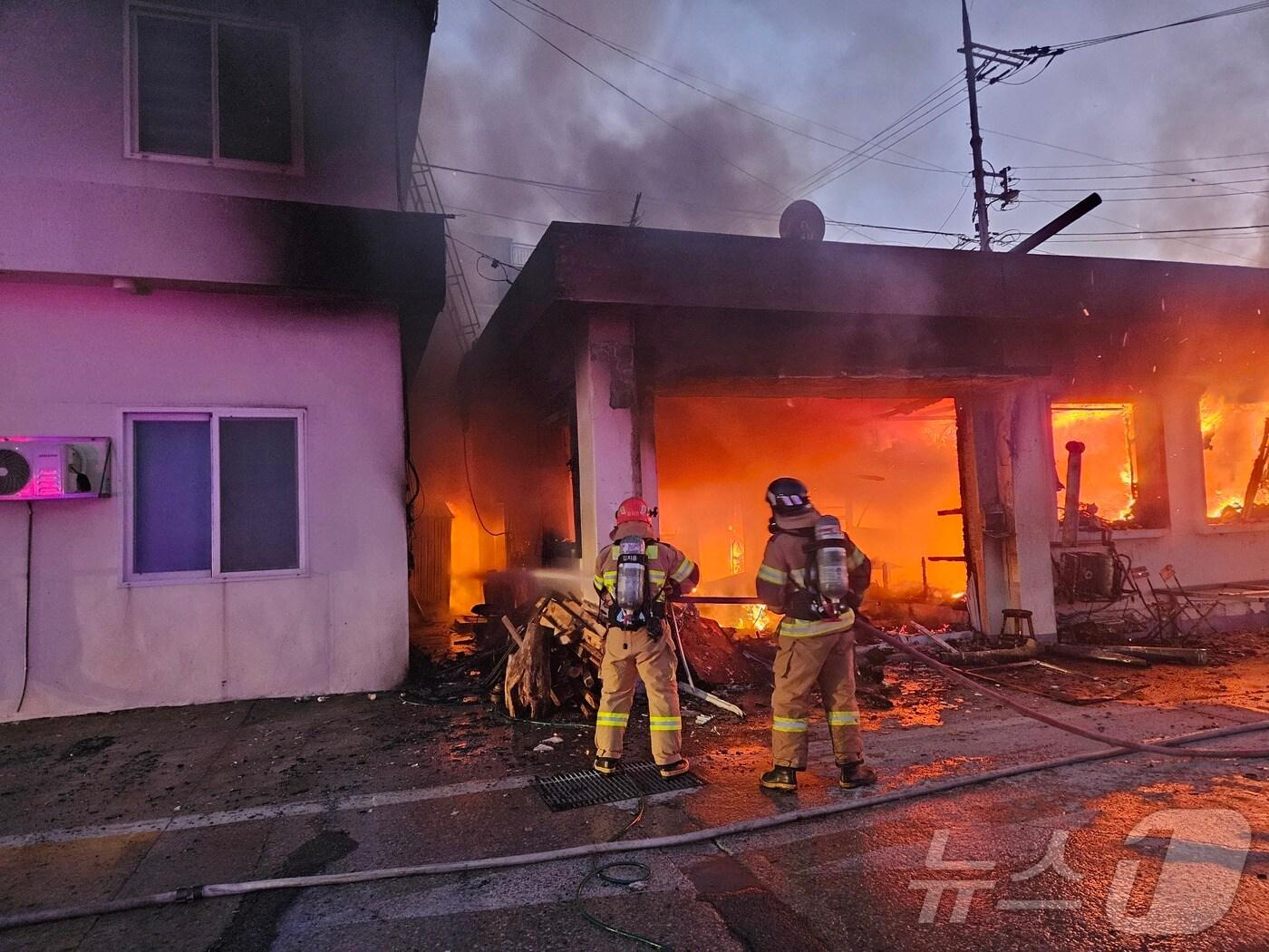 본문 이미지 - 지난 28일 오후 5시59분쯤 경북 울릉군 북면의 한 게스트하우스에서 불이 나 소방당국이 1시간30여분 만에 진화했다.(경북소방본부 제공. 재판매 및 DB 금지)