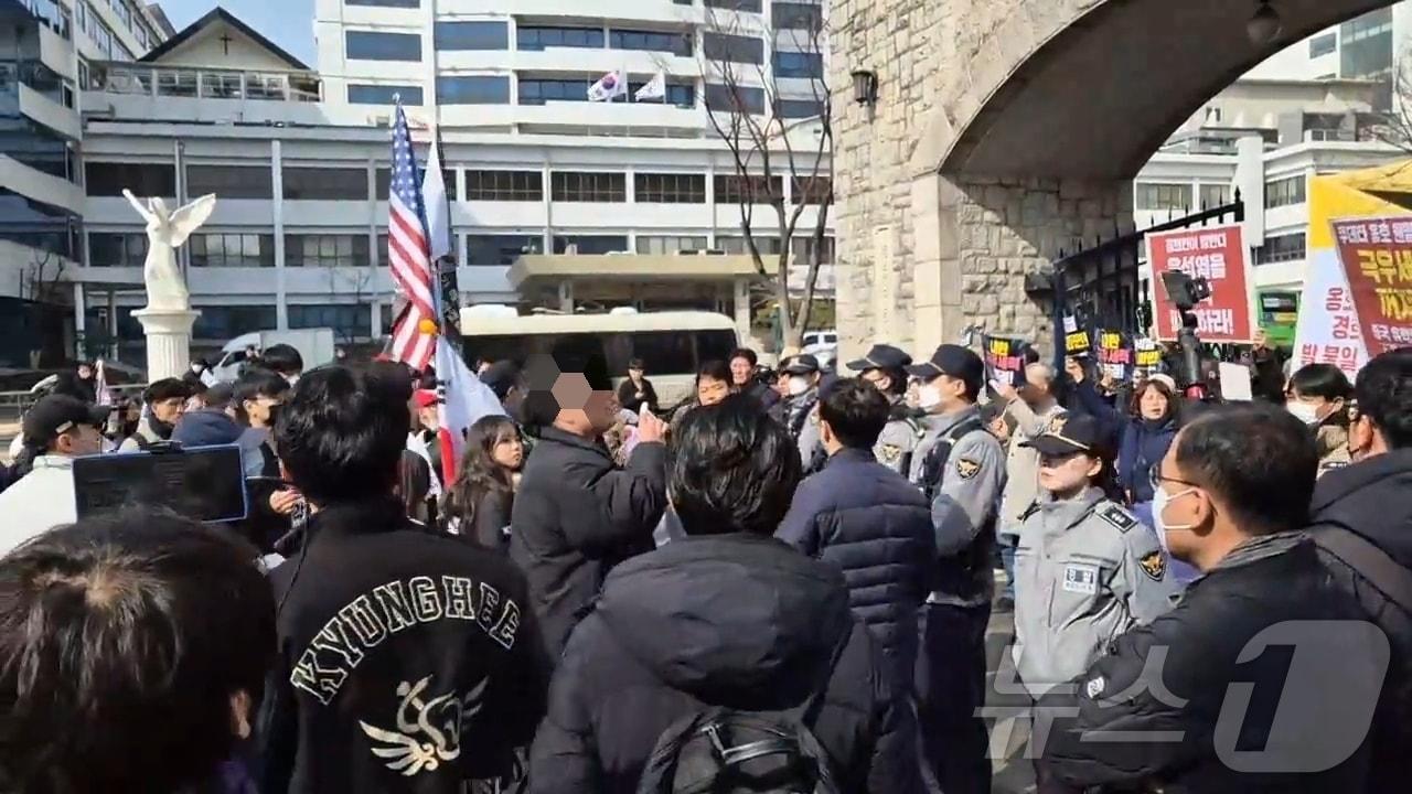 본문 이미지 - 1일 오전 서울 동대문구 경희대학교 정문 앞에서 윤석열 대통령 탄핵을 둘러싸고 찬반 집회가 열리고 있다. 2025.3.1/뉴스1 ⓒ News1 박응진 기자