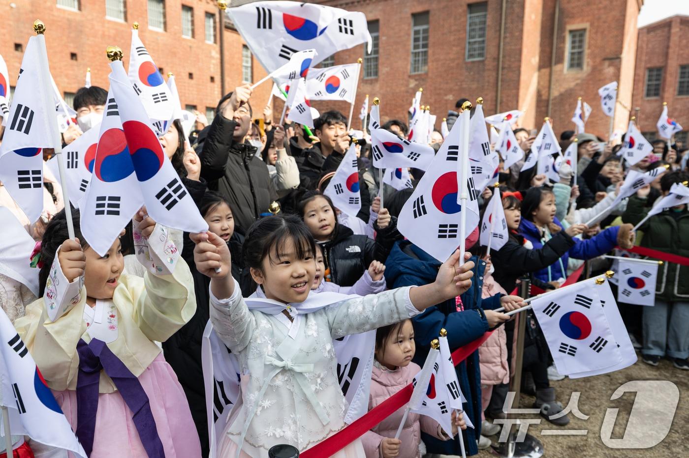 3.1절인 1일 서울 서대문형무소에서 열린 &#39;1919 그날의 함성&#39;에서 참가자들이 태극기를 흔들고 있다. 2025.3.1/뉴스1 ⓒ News1 이승배 기자
