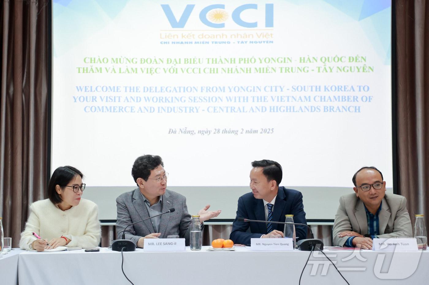 이상일 시장&#40;왼쪽 두번째&#41;이 지난달 28일&#40;현지시각&#41; 다낭 베트남 상공회의소를 방문해 응우옌 띤 꽝 상공회의소장 등과 간담회를 가졌다.&#40;용인시 제공&#41;