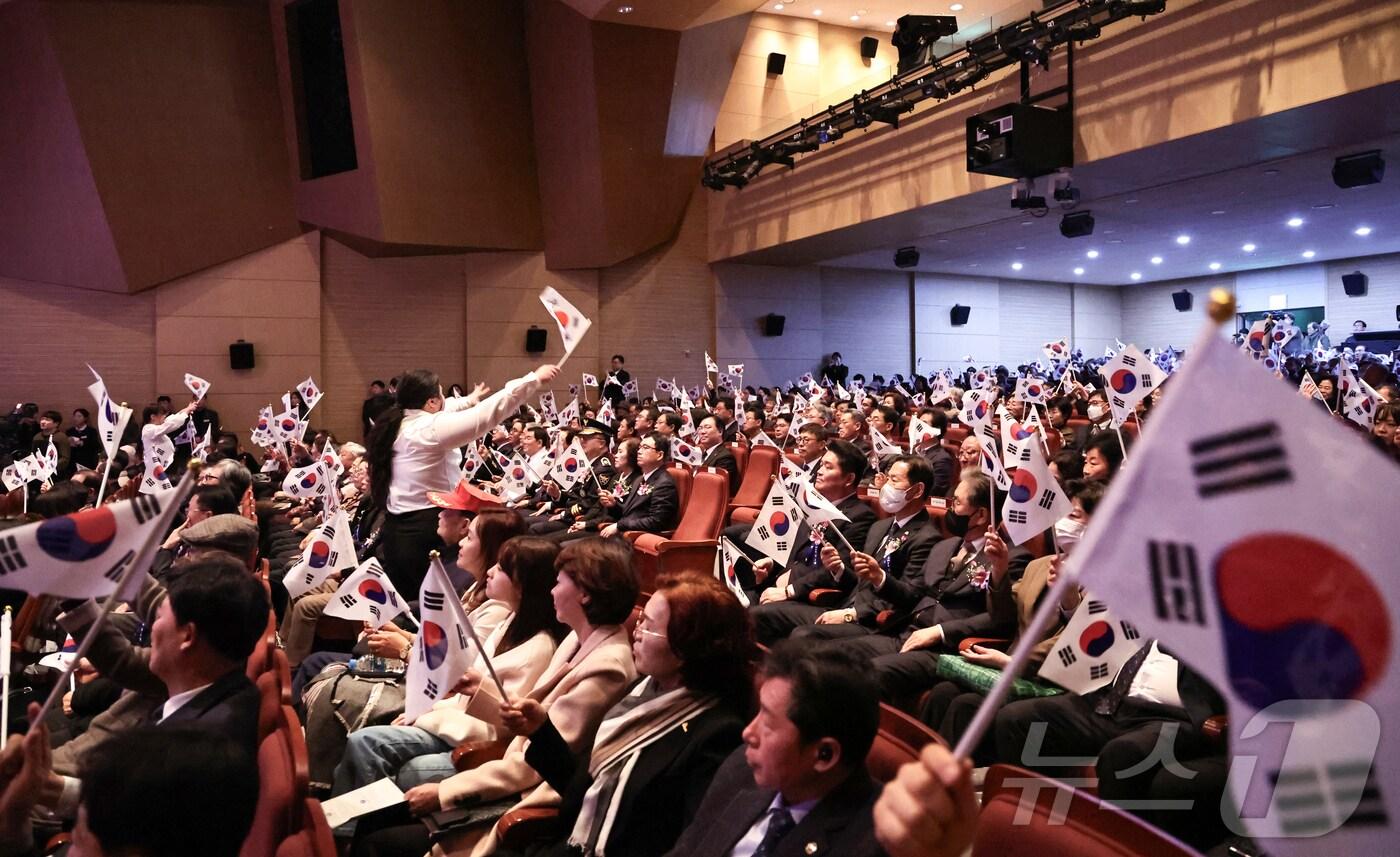 1일 경남도청 대강당에서 열린 제106주년 삼일절 기념식에서 참석자들이 태극기를 흔들고 있다.&#40;경남도 제공. 재판매 및 DB금지&#41;