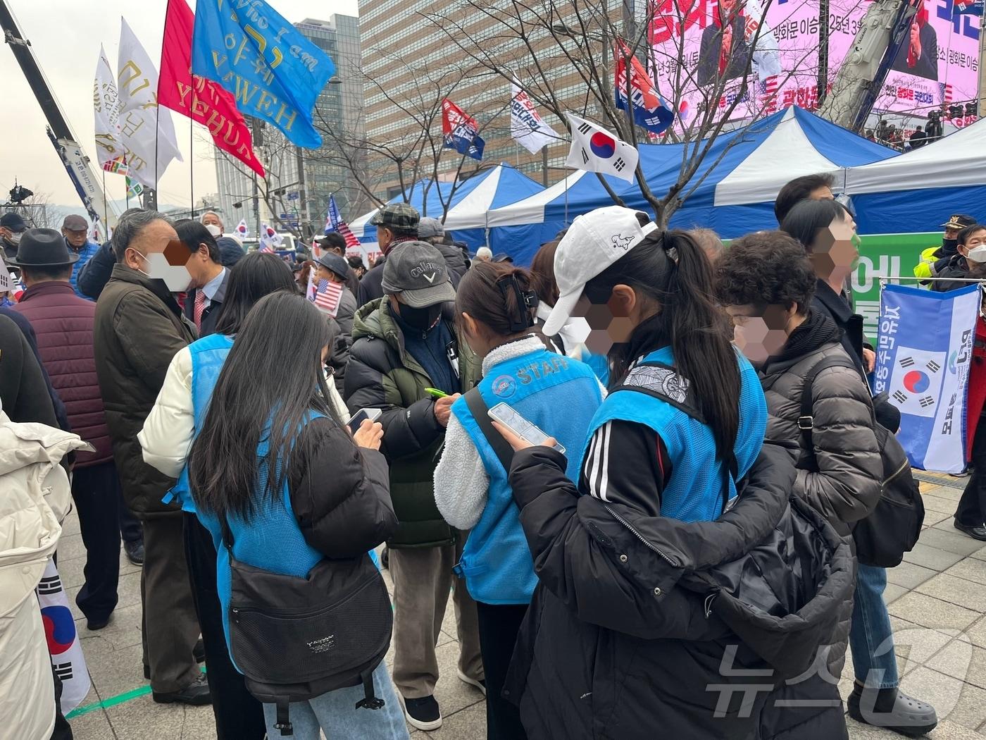 본문 이미지 - 1일 서울 광화문에서 열린 대한민국바로세우기운동본부 집회에서 청소년들이 자유마을 서명 운동을 하는 모습. 2025.3.1/뉴스1 ⓒ News1 김종훈 기자