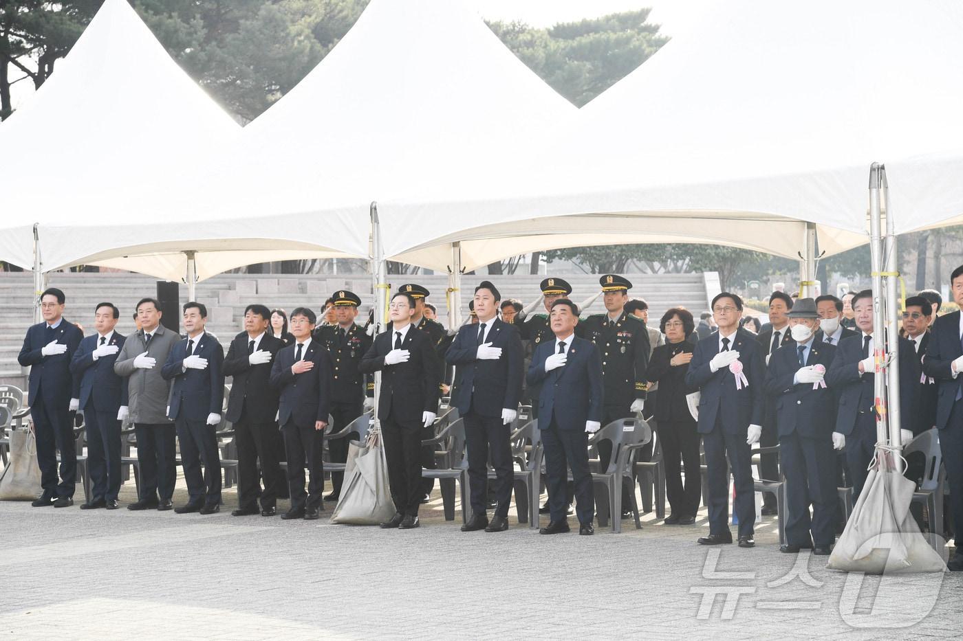 1일 울산 남구 달동 문화공원 내 울산항일독립운동기념탑 앞에서 울산시와 시의회 관계자들이 참배에 앞서 국기에 대한 경례를 하고 있다. (울산시의회 제공. 재판매 및 DB 금지) /뉴스1