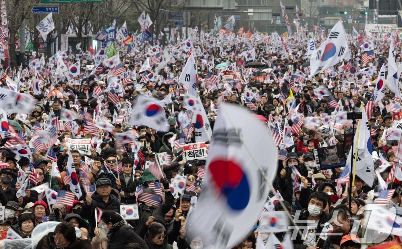 1일 오후 광화문 광장 일대에서 열린 천만 광화문 국민대회에서 참가자들이 윤석열 대통령 탄핵 기각을 촉구하고 있다. 2025.3.1/뉴스1