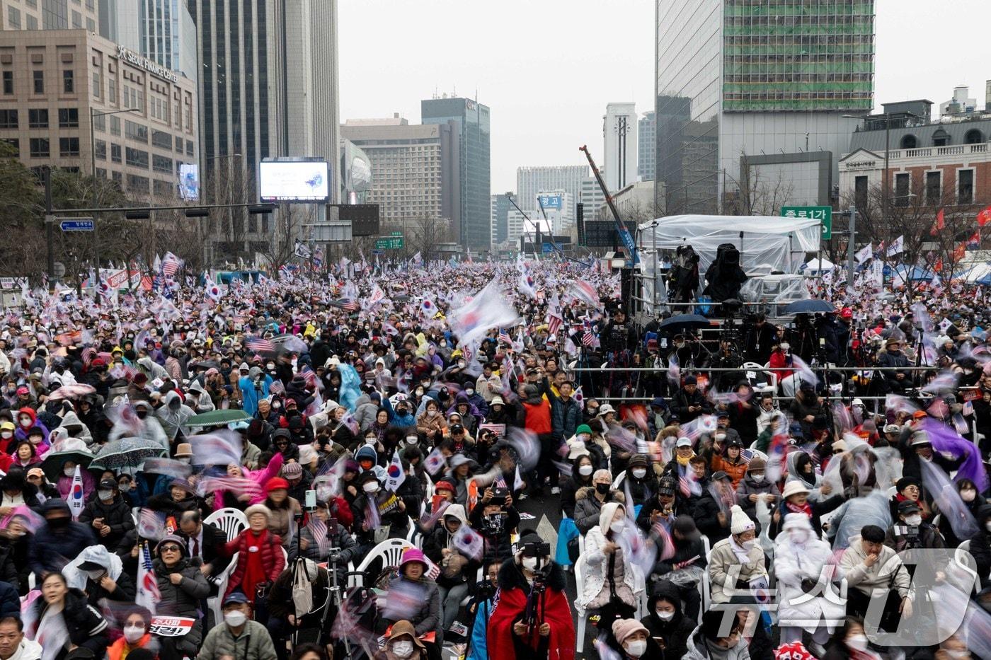 본문 이미지 - 1일 오후 광화문 광장 일대에서 열린 천만 광화문 국민대회에서 참가자들이 윤석열 대통령 탄핵 기각을 촉구하고 있다. 2025.3.1/뉴스1