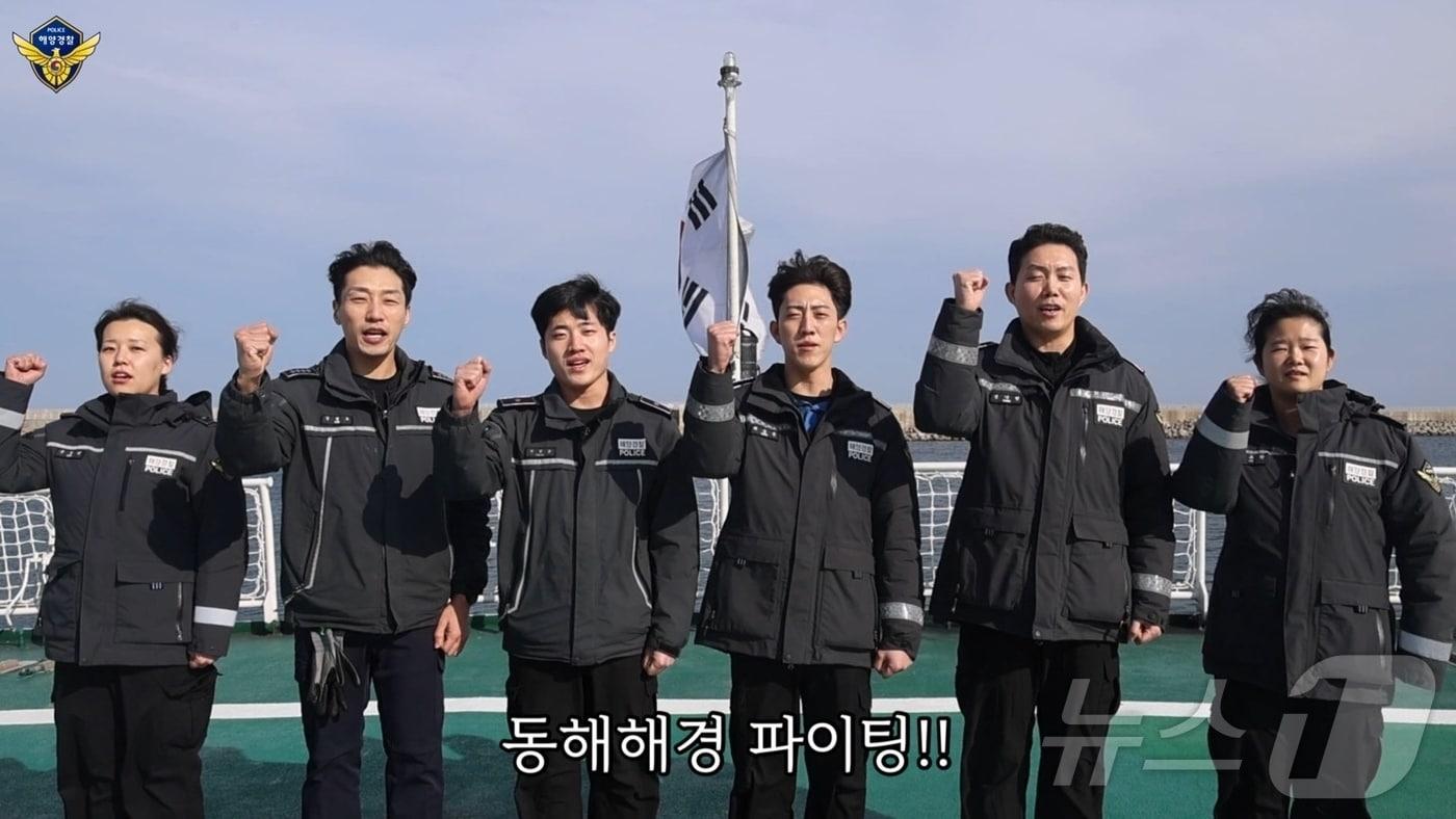 본문 이미지 - 강원 동해해경 경찰들이 최근 함정정에서 기미독립선언서를 낭독한 뒤 동해바다를 지키기 위해 다짐을 하고 있다.(동해해경 제공, 재판매 및 DB금지)