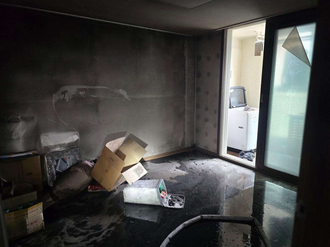 본문 이미지 - 1일 오전 11시 21분께 충남 서산시 석남동의 한 아파트 7층에서 불이 났다. (서산소방서 제공. 재판매 및 DB금지)/뉴스1