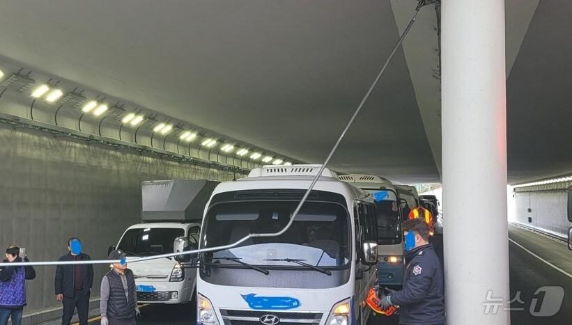 본문 이미지 -  제주공항 지하차도에서 전선이 늘어지며 차량 통행을 막고 있다.(제주소방 제공, 재판매 및 DB금지)/뉴스1