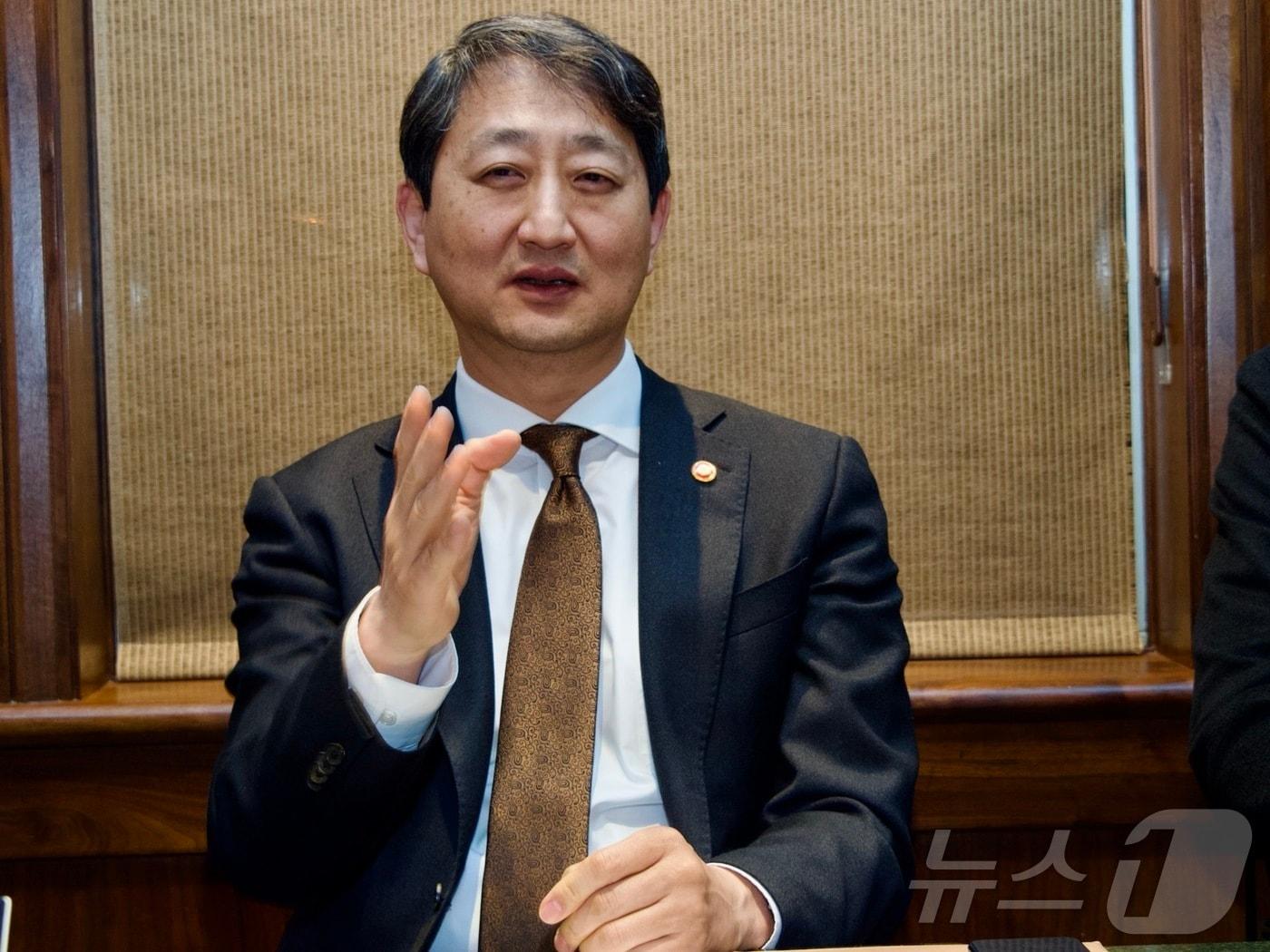 본문 이미지 - 안덕근 산업통상자원부 장관이 2월 28일(현지시간) 미국 워싱턴DC 인근에서 한국 특파원들과 방미 성과에 대해 밝히고 있다. ⓒ News1 류정민 특파원