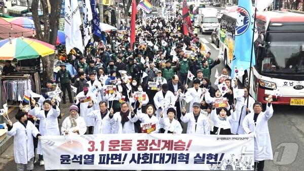 본문 이미지 - 106주년 삼일절인 1일 오후 2시 ‘윤석열 파면 전북도민대회’가 전북 전주시 모래내 시장 인근에서 개최됐다.2025.3.1/뉴스1 신준수 기