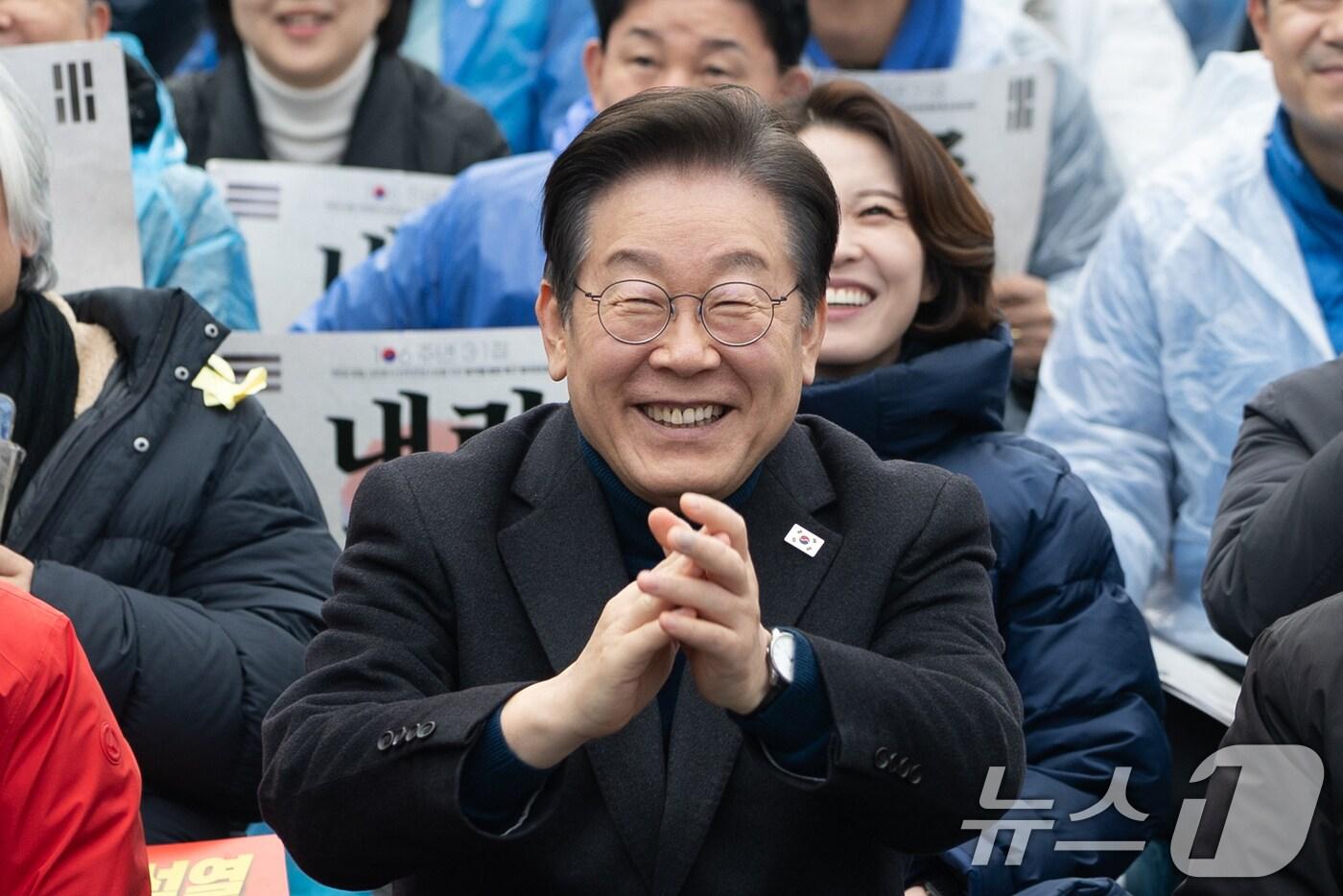 이재명 더불어민주당 대표가 1일 오후 서울 종로구 안국동 사거리에서 열린 야5당 공동 윤석열 파면 촉구 범국민대회에서 박수치고 있다. 2025.3.1/뉴스1 ⓒ News1 이승배 기자