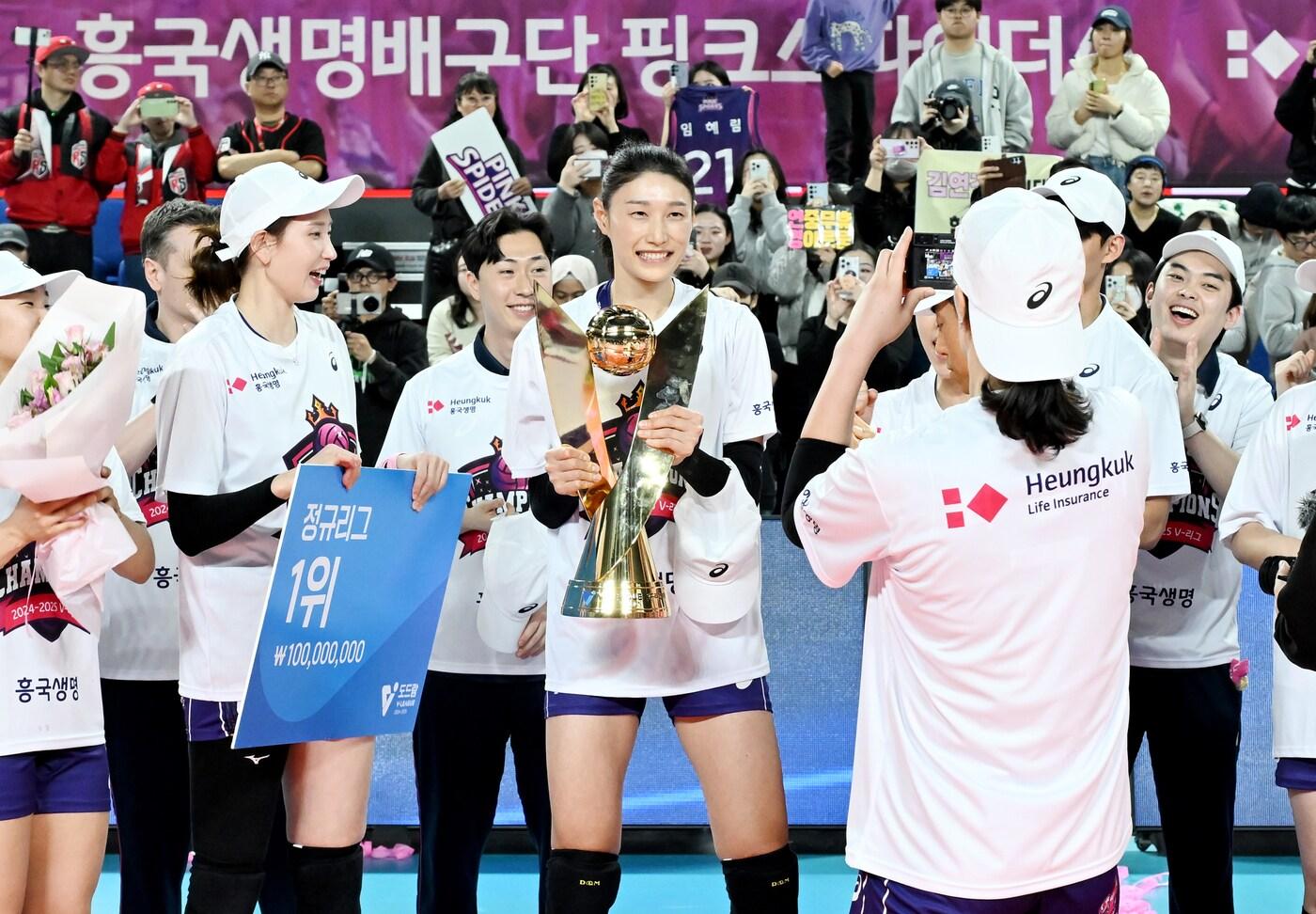 정규리그 1위 세리머니를 하는 김연경. &#40;한국배구연맹 제공&#41;