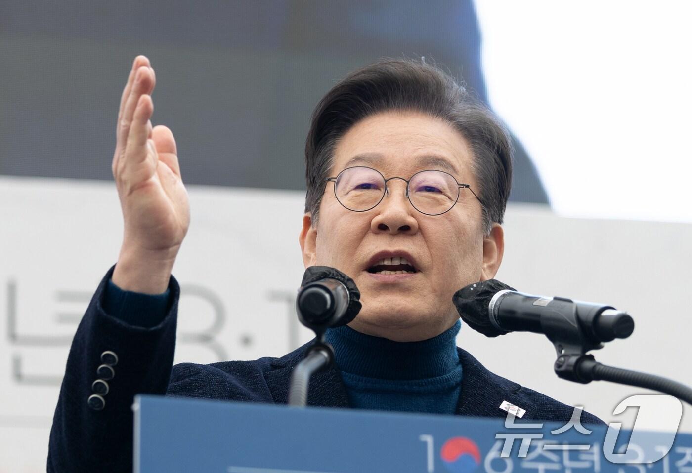이재명 더불어민주당 대표가 1일 오후 서울 종로구 안국동 사거리에서 열린 야5당 공동 윤석열 파면 촉구 범국민대회에서 연설하고 있다. 2025.3.1/뉴스1 ⓒ News1 이승배 기자