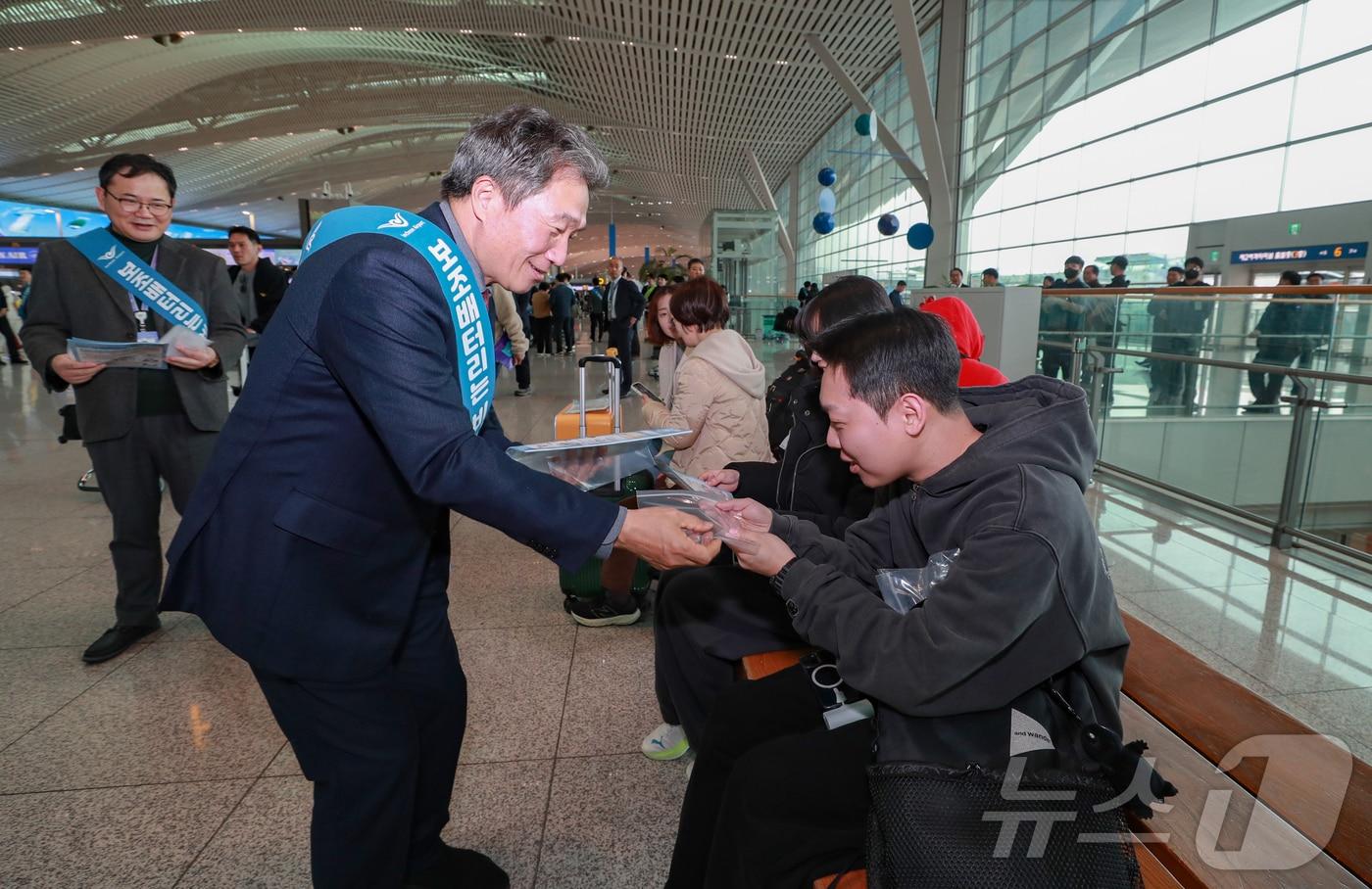 이학재 인천국제공항공사 사장이 1일 인천국제공항에서 열린 보조배터리 기내반입절차 안내 캠페인'을 진행하고 있다. (인천국제공항공사 제공. 재판매 및 DB 금지) 2025.3.1/뉴스1