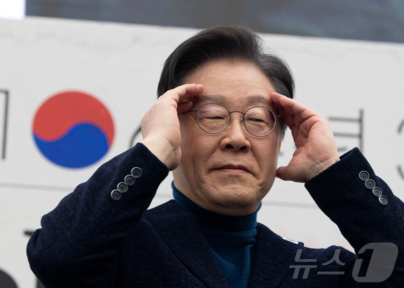 본문 이미지 - 이재명 더불어민주당 대표가 1일 오후 서울 종로구 안국동 사거리에서 열린 야5당 공동 윤석열 파면 촉구 범국민대회에서 연설하기에 앞서 머리를 만지고 있다. 2025.3.1/뉴스1 ⓒ News1 이승배 기자