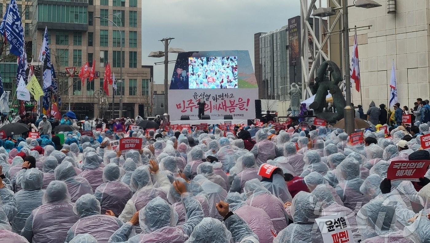 1일 울산 남구 삼산동 롯데백화점 광장에서 '윤석열즉각파면 울산시민대회'가 열리고 있다. (민주노총 울산본부 제공. 재판매 및 DB 금지) /뉴스1