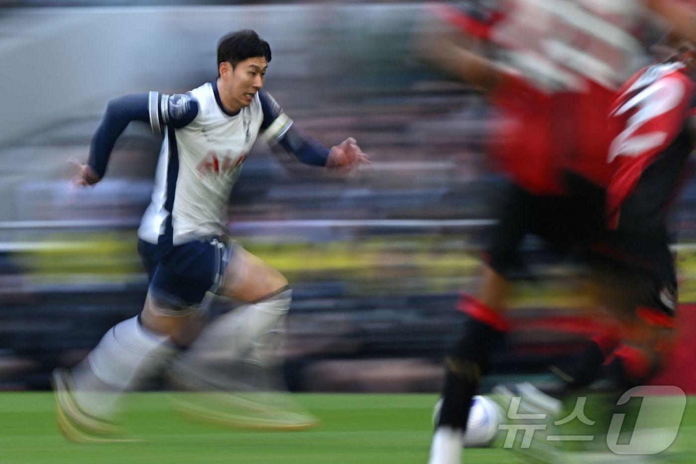 토트넘 손흥민이 9일(한국시간) 영국 런던의 토트넘 홋스퍼 스타디움에서 열린 2024-25 잉글랜드 프리미어리그(EPL) 28라운드 토트넘과 본머스의 경기에서 돌파하고 있다. 2025.03.10 ⓒ AFP=뉴스1