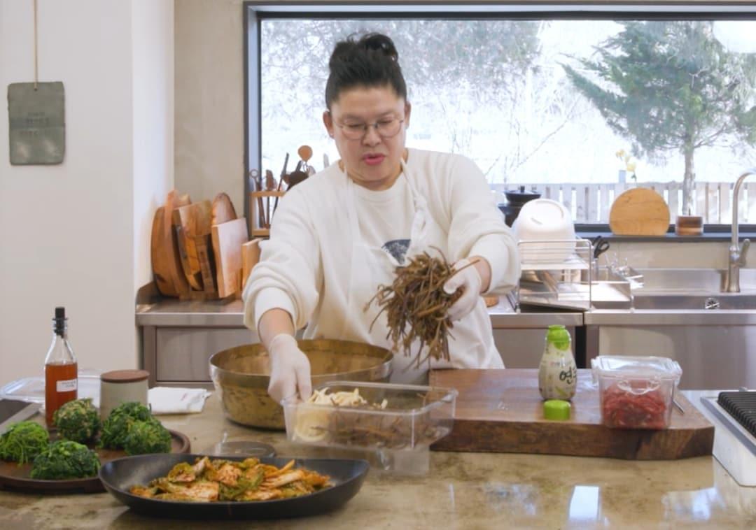 본문 이미지 -  방송인 이영자가 봄을 맞아 자신의 유튜브 채널을 통해 요리에센스 연두와 새미네부엌 김치양념으로 손쉽게 만드는 봄나물 요리 레시피를 공유하고 있다&#40;샘표 제공&#41;.