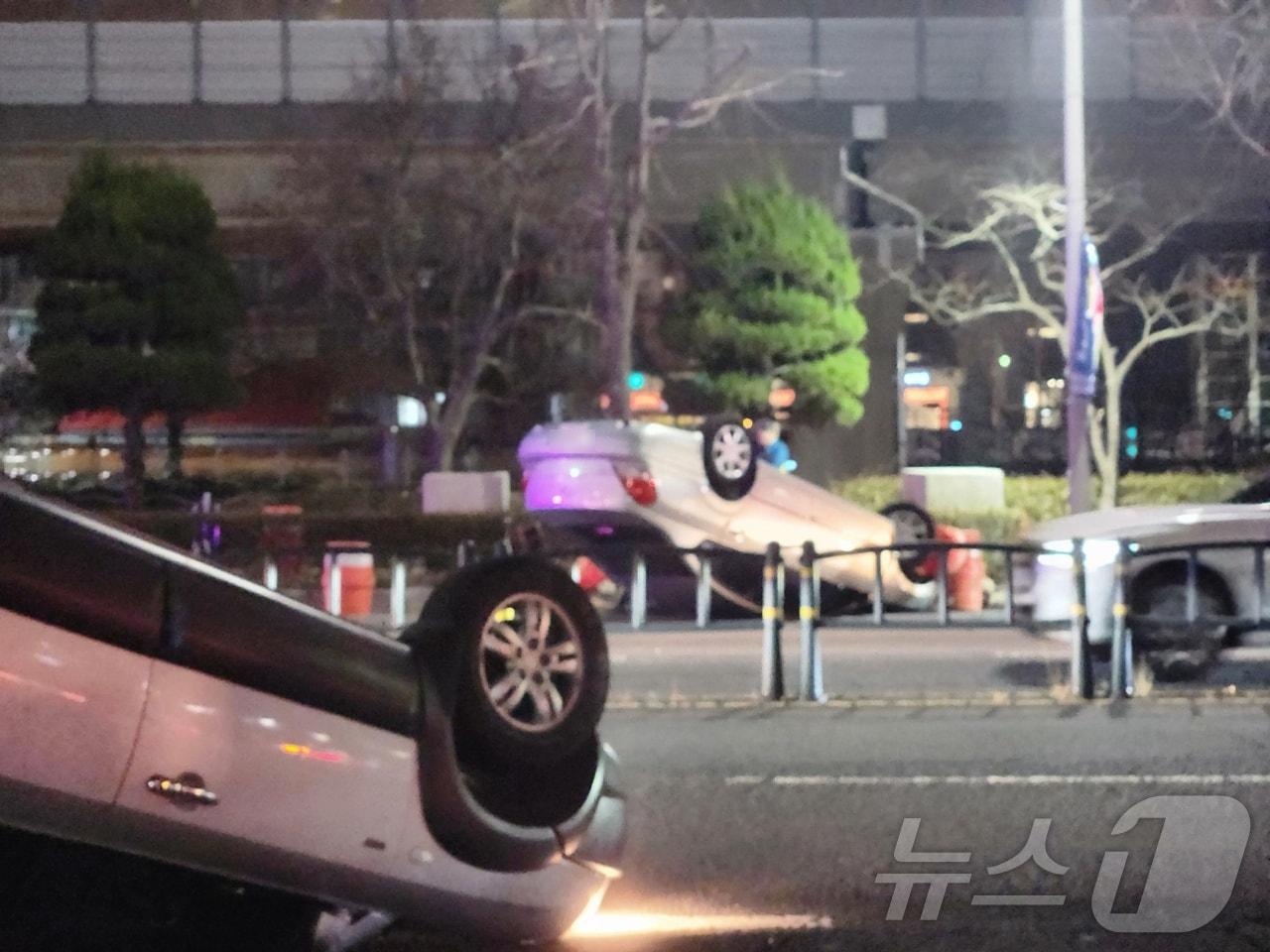 본문 이미지 - 9일 오후 부산 동래구 차량 전복 사고 현장.(동래경찰서 제공. 재판매 및 DB 금지)