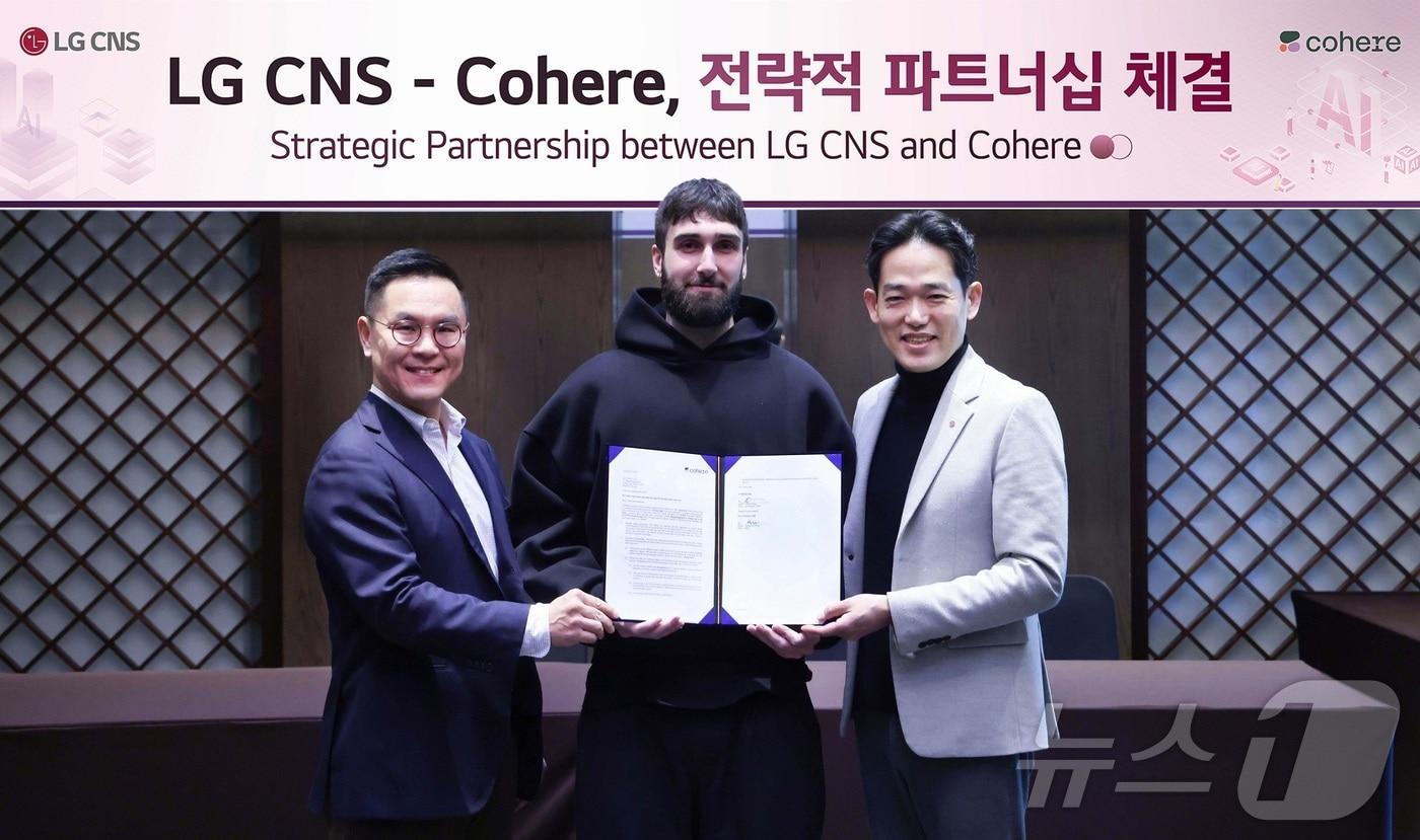 민세훈 LG CNS 엔트루 컨설팅장 전무(왼쪽), 코히어 CEO 에이단 고메즈(가운데), LG CNS AI센터장 진요한 상무가 기념사진을 찍고 있다.(LG CNS 제공)