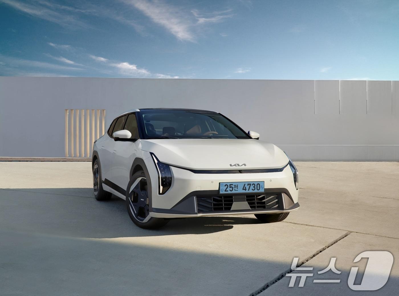 본문 이미지 - 기아가 ‘더 기아 EV4&#40;The Kia EV4&#41;’ &#40;기아 제공. 재판매 및 DB 금지&#41; 2025.3.10/뉴스1