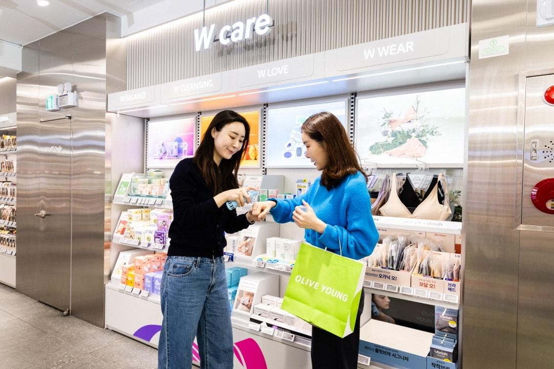 본문 이미지 - 올리브영이  여성의 건강한 아름다움을 위한 상품을 확대하고 자체 애플리케이션(앱) 내 여성 건강 관리 서비스를 고도화하며 'W케어' 육성에 속도를 낸다.(올리브영제공)