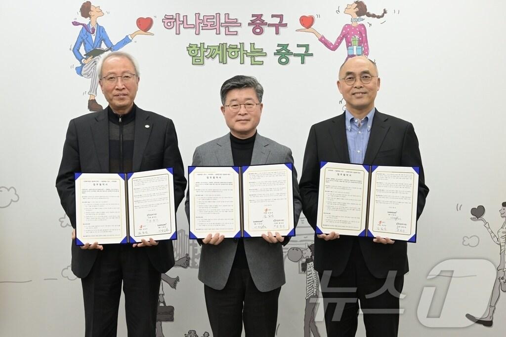 본문 이미지 - (왼쪽부터)정형석 밀알복지재단 상임대표, 김길성 서울 중구청장, 안성일 락앤락 전무가 7일 서울 중구청에서 '한부모 가족 지원을 위한 업무협약' 기념사진을 찍고 있다. (락앤락 제공)
