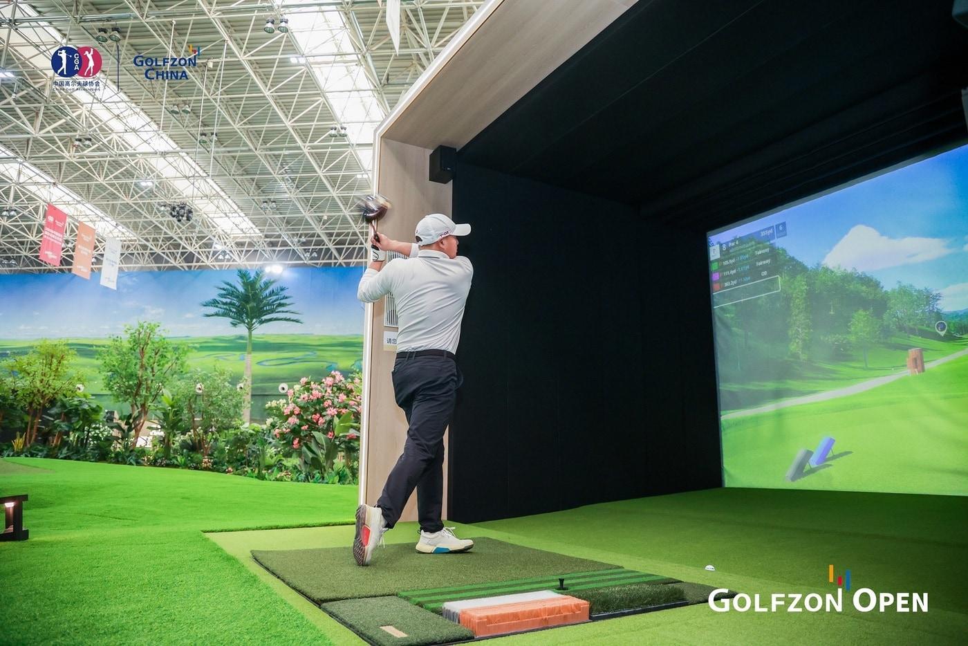 본문 이미지 - 지난 3월 1일 중국 톈진 시티골프에서 열린 ‘2025년 중국 실내 골프 오픈 & GOLFZON 중국 오픈‘ 예선전에서 골퍼가 스크린구역 티샷을 하고 있다. (골프존 제공)