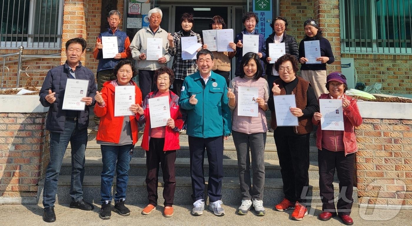 충북 증평군 증평읍 덕상3리 노인들이 요양보호사 자격을 취득한 뒤 이재영 증평군수와 기념촬영을 하고 있는 모습/뉴스1