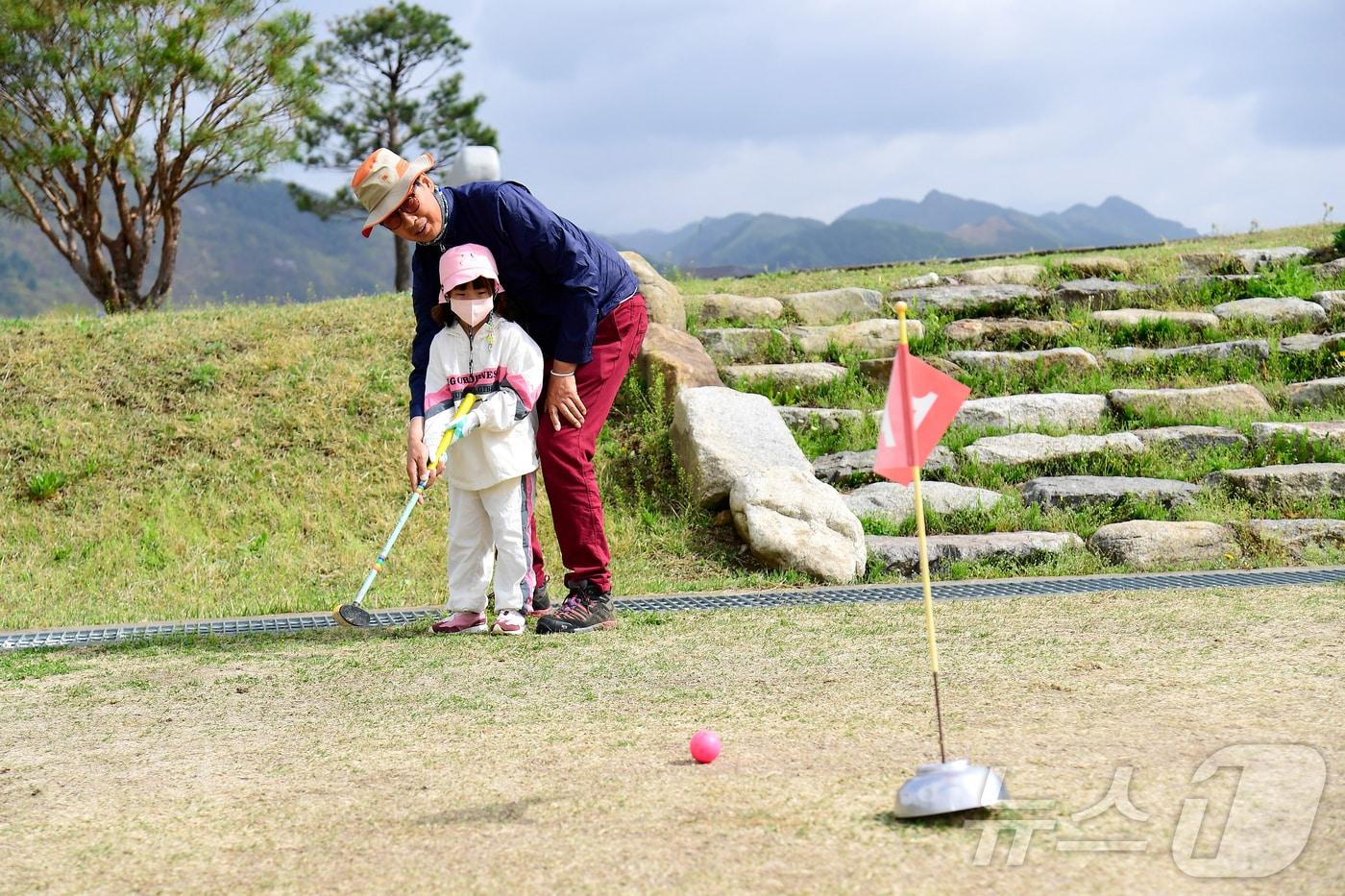 어린이 파크골프 교실.(화천군 제공, 재판매 및 DB금지)